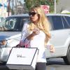 Petra Ecclestone surprise en pleine séance shopping avec une amie du côté de West Hollywood, son petit ventre rond apparent, le 30 octobre 2012