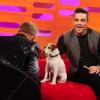 Robbie Williams avec Uggie sur le plateau du Graham Norton Show le 1er novembre 2012