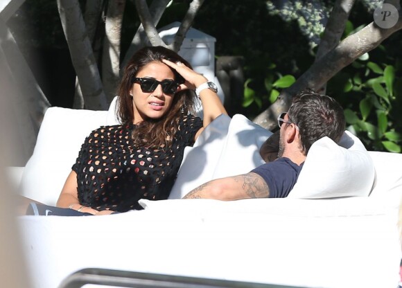 Christian Vieri et une ''amie'' sur une plage de Miami le 2 novembre 2012.