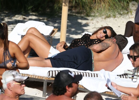Christian Vieri et une ''amie'' sur une plage de Miami le 2 novembre 2012.