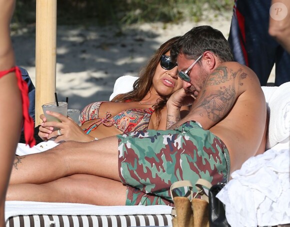 Christian Vieri et une ''amie'' sur une plage de Miami le 2 novembre 2012.