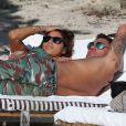 Christian Vieri et une ''amie'' sur une plage de Miami le 2 novembre 2012.