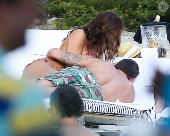 Christian Vieri et une ''amie'' sur une plage de Miami le 2 novembre 2012.