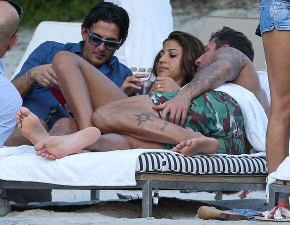 Christian Vieri et une ''amie'' sur une plage de Miami le 2 novembre 2012.