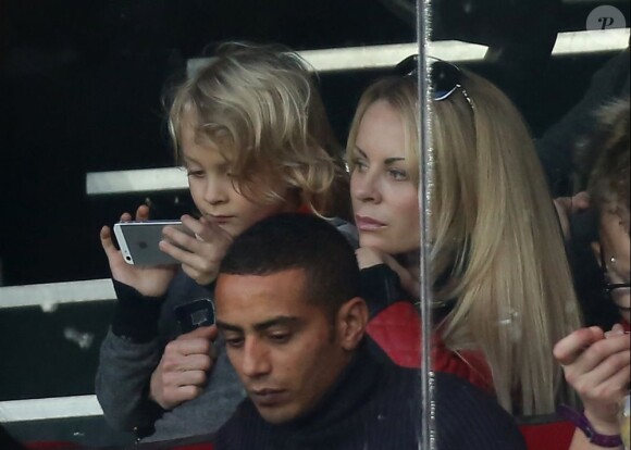 Helena Seger, avec ses enfants Maximilian et Vincent, a vu son taekwondoiste-footballeur d'amour de Zlatan ibrahimovic se faire expulser du match PSG-Saint-Etienne le 3 novembre 2012 suite à un kung-fu kick sur Stéphane Ruffier.