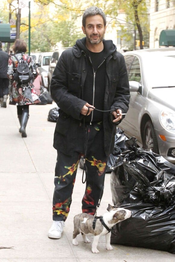 Marc Jacobs, chassé de WestVillage par Sandy, promène son chien, le 3 novembre 2012 à New York.