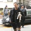 Marc Jacobs, chassé de WestVillage par Sandy, promène son chien, le 3 novembre 2012 à New York.