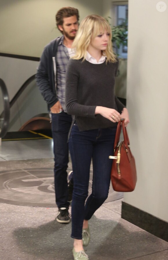 Emma Stone et Andrew Garfield toujours aussi amoureux se rendent dans un centre commercial à Hollywood le 3 Novembre 2012.