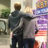 Emma Stone et Andrew Garfield se rendent dans un centre commercial à Hollywood le 3 Novembre 2012.