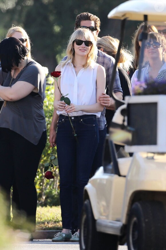 Emma Stone une rose rouge à la main au cimetière Hollywood Forever à Los Angeles, le 3 novembre 2012.