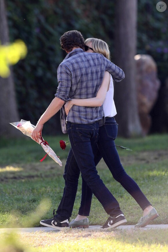 Emma Stone et Andrew Garfield très amoureux au cimetière Hollywood Forever à Los Angeles, le 3 novembre 2012.