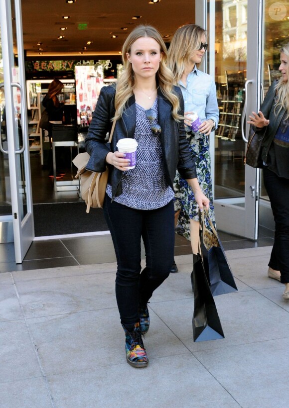 Kristen Bell, enceinte, fait du shopping le 2 novembre 2012 à Los Angeles