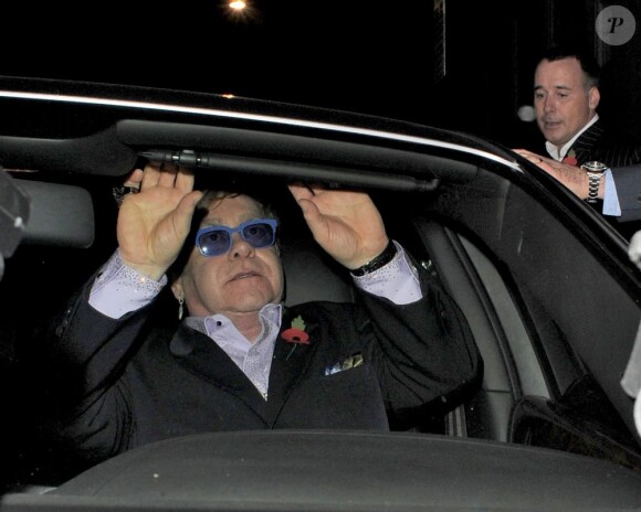 Elton John et son mari David Furnish à leur arrivée au Grosvenor House Hotel pour la soirée Music Industry Trusts Awards. Londres, le 5 novembre 2012.