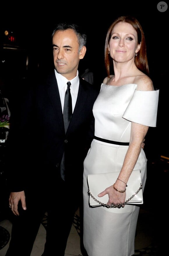 Julianne Moore et Francisco Costa, directeur de la création pour les lignes femme de Calvin Klein, à la cérémonie des Ace Awards 2012 à New York, le 5 novembre 2012.