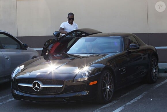 Exclusif - Eddie Murphy remonte dans sa Mercedes-Benz après une balade avec sa petite amie mannequin Paige Butcher. Studio City, le 5 novembre 2012.