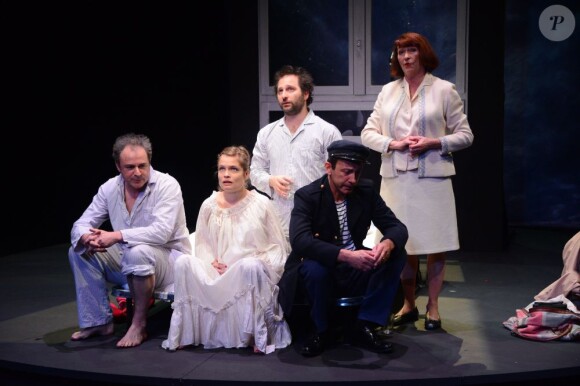 Sarah Biasini et la troupe dans Zéro s'est endormi au Théâtre Artistic Athévains, à Paris le 3 novembre 2012.