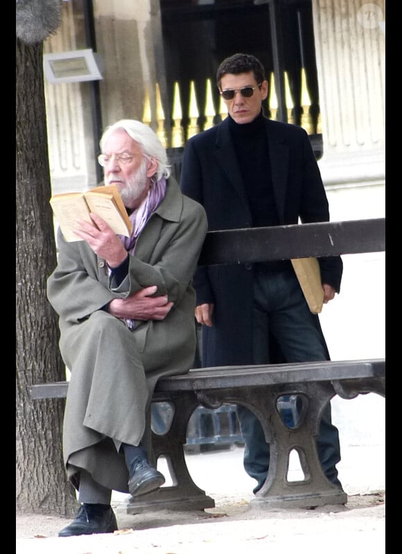 Exclusif - Donald Sutherland rejoint Marc Lavoine sur le tournage de la nouvelle série "Crossing Lines" à Paris. Le 30 octobre 2012