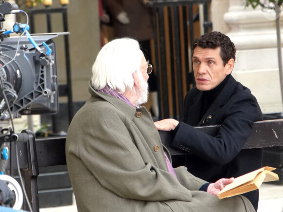 Exclusif - Le comédien Donald Sutherland rejoint Marc Lavoine sur le tournage de la nouvelle série internationale "Crossing Lines" à Paris. Le 30 octobre 2012