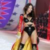 La splendide Adriana Lima a dévoilé son corps post-grossesse lors du Victoria's Secret Fashion Show à New York City le 7 novembre 2012