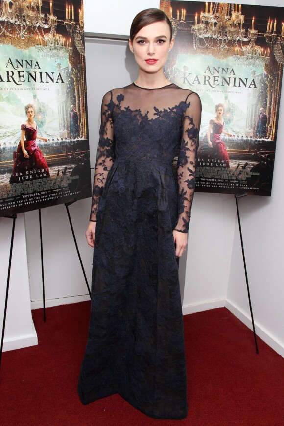 Une ravissante et gothique Keira Knightley à l'avant-première du film Anna Karenina à New York, le 7 novembre 2012.