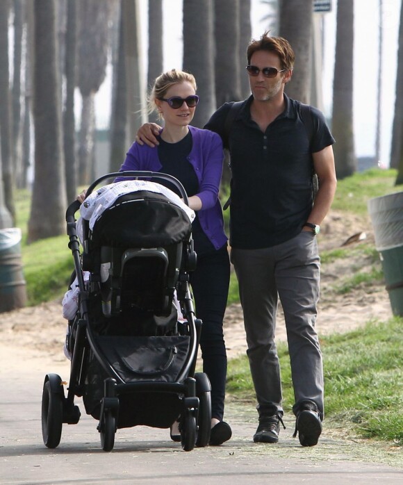 Anna Paquin et Stephen Moyer se promènent avec leurs nouveaux-nés dans les rues du quartier de Venice, à Los Angeles, le 7 novembre 2012.