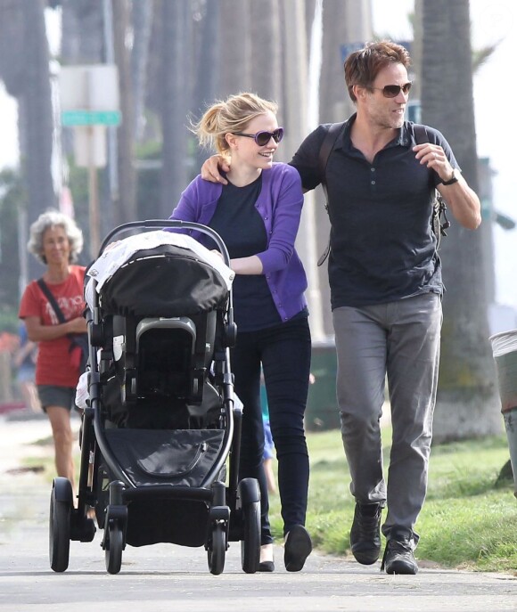 Anna Paquin et Stephen Moyer se promènent avec leurs nouveaux-nés dans les rues du quartier de Venice, à Los Angeles, le 7 novembre 2012.