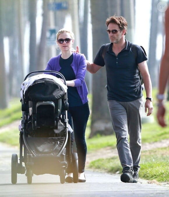 Anna Paquin et Stephen Moyer se promènent avec leurs nouveaux-nés dans les rues du quartier de Venice, à Los Angeles, le 7 novembre 2012.