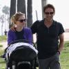Anna Paquin et Stephen Moyer se promènent avec leurs nouveaux-nés dans les rues du quartier de Venice, à Los Angeles, le 7 novembre 2012.