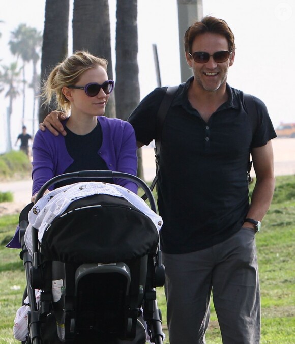 Anna Paquin et Stephen Moyer se promènent avec leurs nouveaux-nés dans les rues du quartier de Venice, à Los Angeles, le 7 novembre 2012.