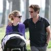 Anna Paquin et Stephen Moyer se promènent avec leurs nouveaux-nés dans les rues du quartier de Venice, à Los Angeles, le 7 novembre 2012.