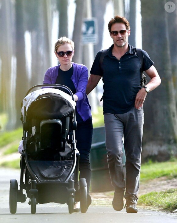 Anna Paquin et Stephen Moyer se promènent avec leurs nouveaux-nés dans les rues du quartier de Venice, à Los Angeles, le 7 novembre 2012.