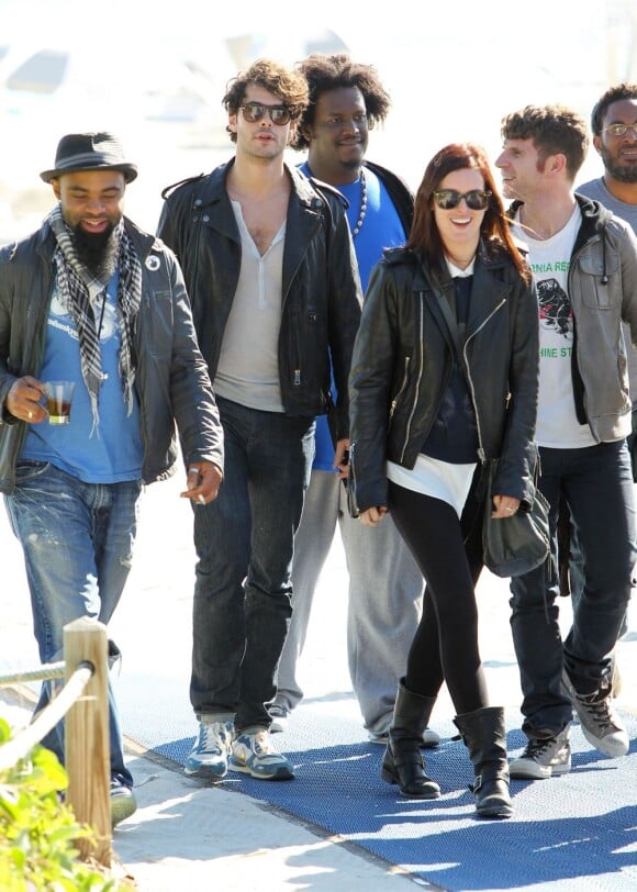 Rumer Willis et son compagnon Jayson Blair profitent du soleil de Miami en compagnie des membres du groupe de Rumer, le 8 novembre 2012