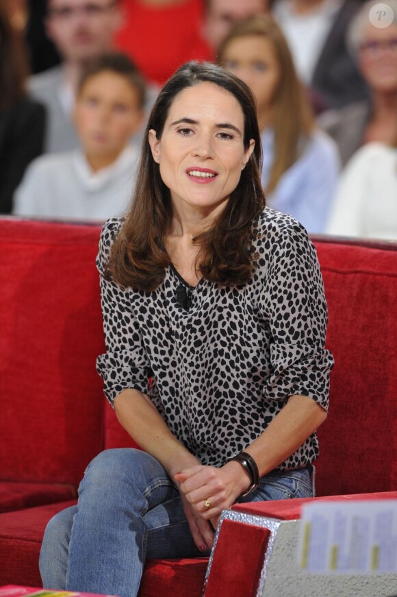Mazarine Pingeot à Vivement Dimanche diffusé le 11 novembre 2012.