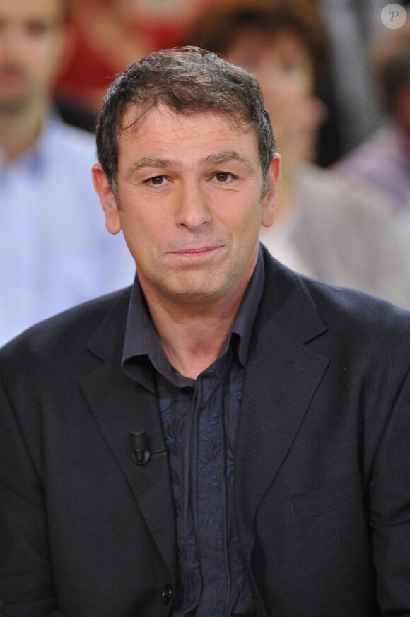 Thierry Binisti à Vivement Dimanche diffusé le 11 novembre 2012.