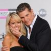 David Hasselhoff très tendre avec sa chérie Hayley Roberts, le 20 novembre 2011 à Los Angeles.