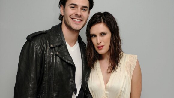 Rumer Willis laisse tomber son bikini, mais charme avec son amoureux Jayson