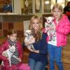 Denise Richards et ses filles Sami et Lola, tout sourire, en pleine visite de la "North Shore Animal League America" à Port Washington le 9 novembre 2012.