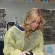 Denise Richards, concentrée, en pleine visite de la "North Shore Animal League America" à Port Washington le 9 novembre 2012.