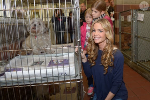 Denise Richards et ses filles Sami et Lola en pleine visite de la "North Shore Animal League America" à Port Washington le 9 novembre 2012.