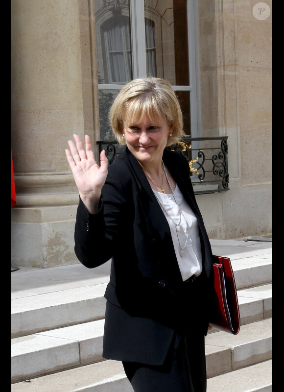 Nadine Morano, émue, lors de la sortie du dernier conseil des ministres, le 9 mai 2012.