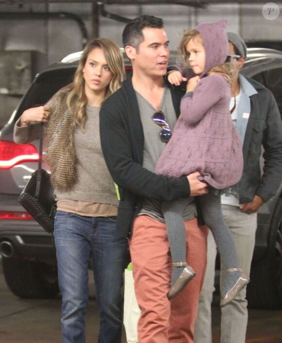 Moment de complicité pour Honor la fille de Jessica Alba et son père. Beverly Hills le 10 novembre 2012.