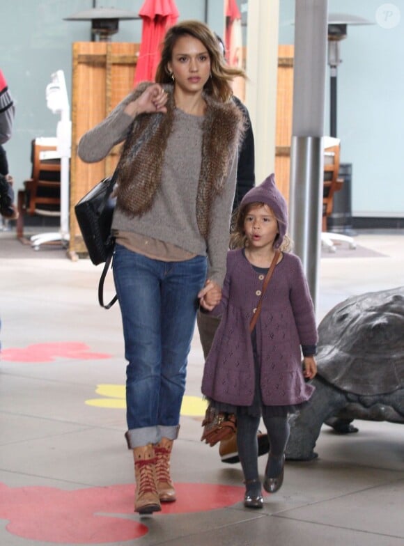 Jessica Alba et Cash Warren emmènent leur fille Honor à un anniversaire dans un centre commercial à Beverly Hills. Le 10 novembre 2012.