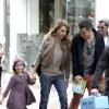 Jessica Alba et Cash Warren emmènent leur fille Honor à un anniversaire dans un centre commercial à Beverly Hills. Le 10 novembre 2012.