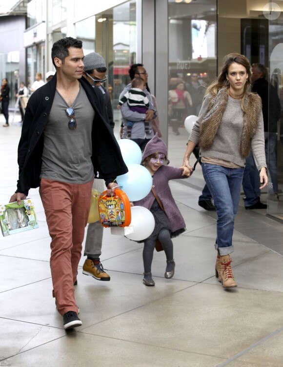 Honor, la fille de Jessica Alba et Cash Warren est visiblement très heureuse. Beverly Hills le 10 novembre 2012.