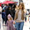 Si Jessica Alba semble soucieuse, Honor sa fille ne l'est pas du tout. Beverly Hills le 10 novembre 2012.