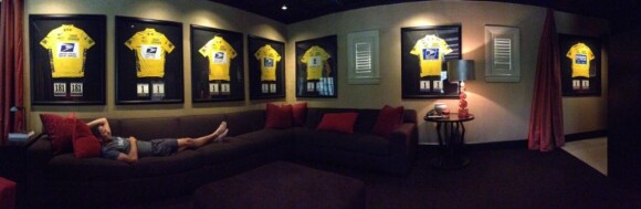 Lance Armstrong prend du bon temps dans sa maison d'Austin au Texas, regardant avec délectation ses maillots jaunes glanés sur sept Tour de France