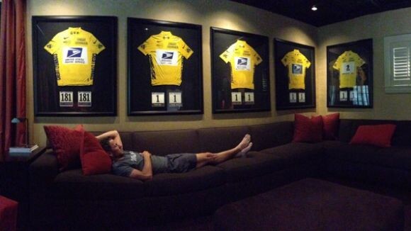 Lance Armstrong : Roi de la provocation entouré de ses maillots jaunes