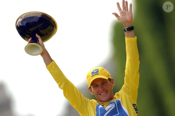 Lance Armstrong lors de sa cinquième victoire sur le Tour de France à Paris le 27 juillet 2003