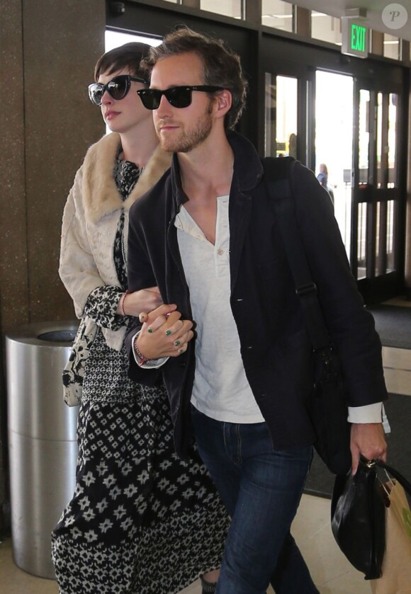 Le couple récemment marié Anne Hathaway et Adam Shulman à l'aéroport de Los Angeles, le 22 octobre 2012.