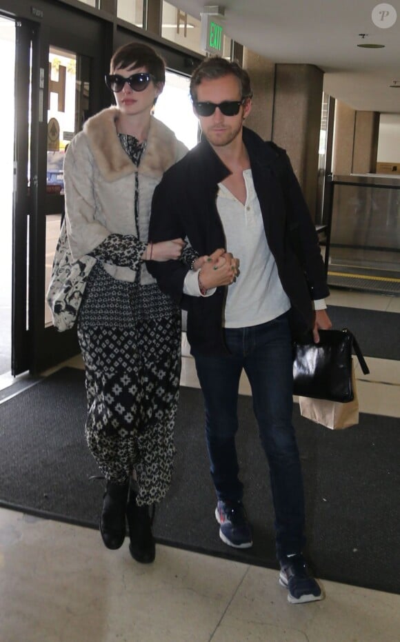 Le couple Anne Hathaway et Adam Shulman à l'aéroport de Los Angeles, le 22 octobre 2012.